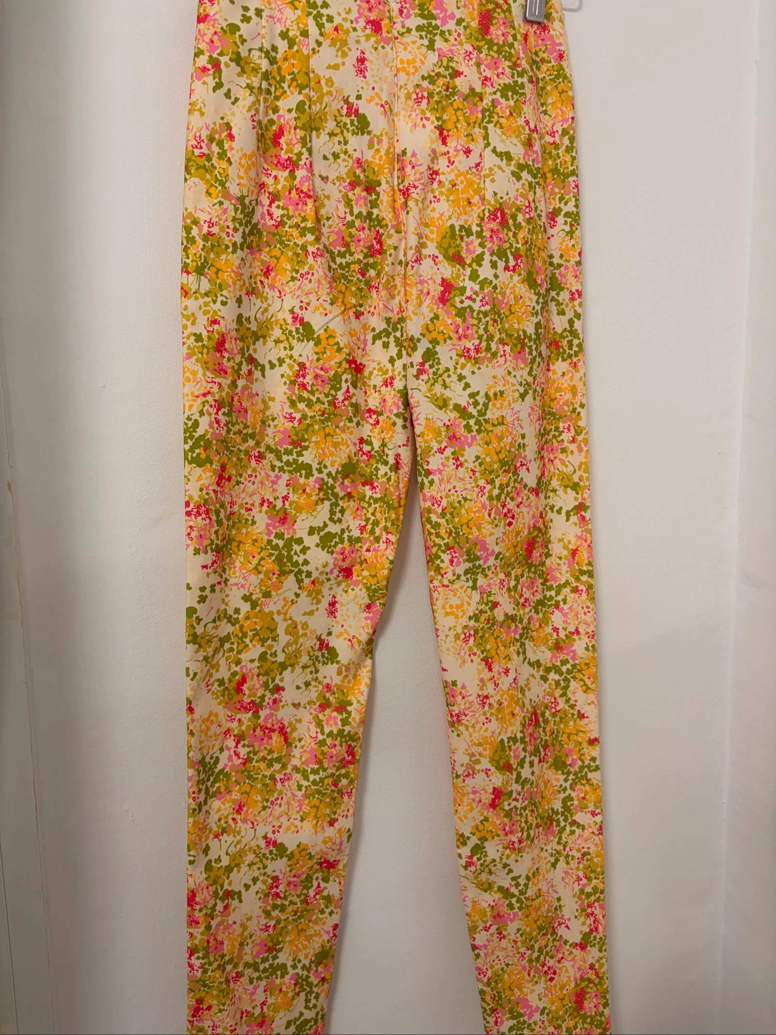 High-waisted skinny pants with flowers – photo 6